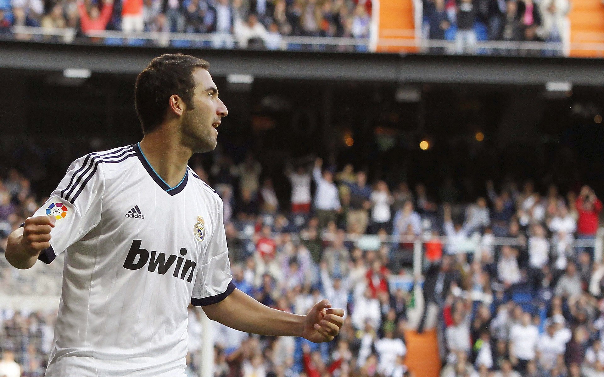 西甲联赛激战正酣，皇马巴萨争冠白热化