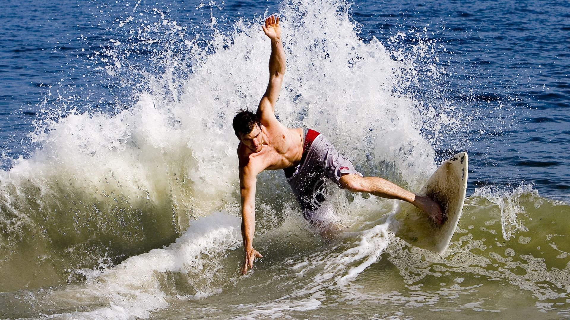 西甲联赛激战正酣，皇马巴萨争冠白热化